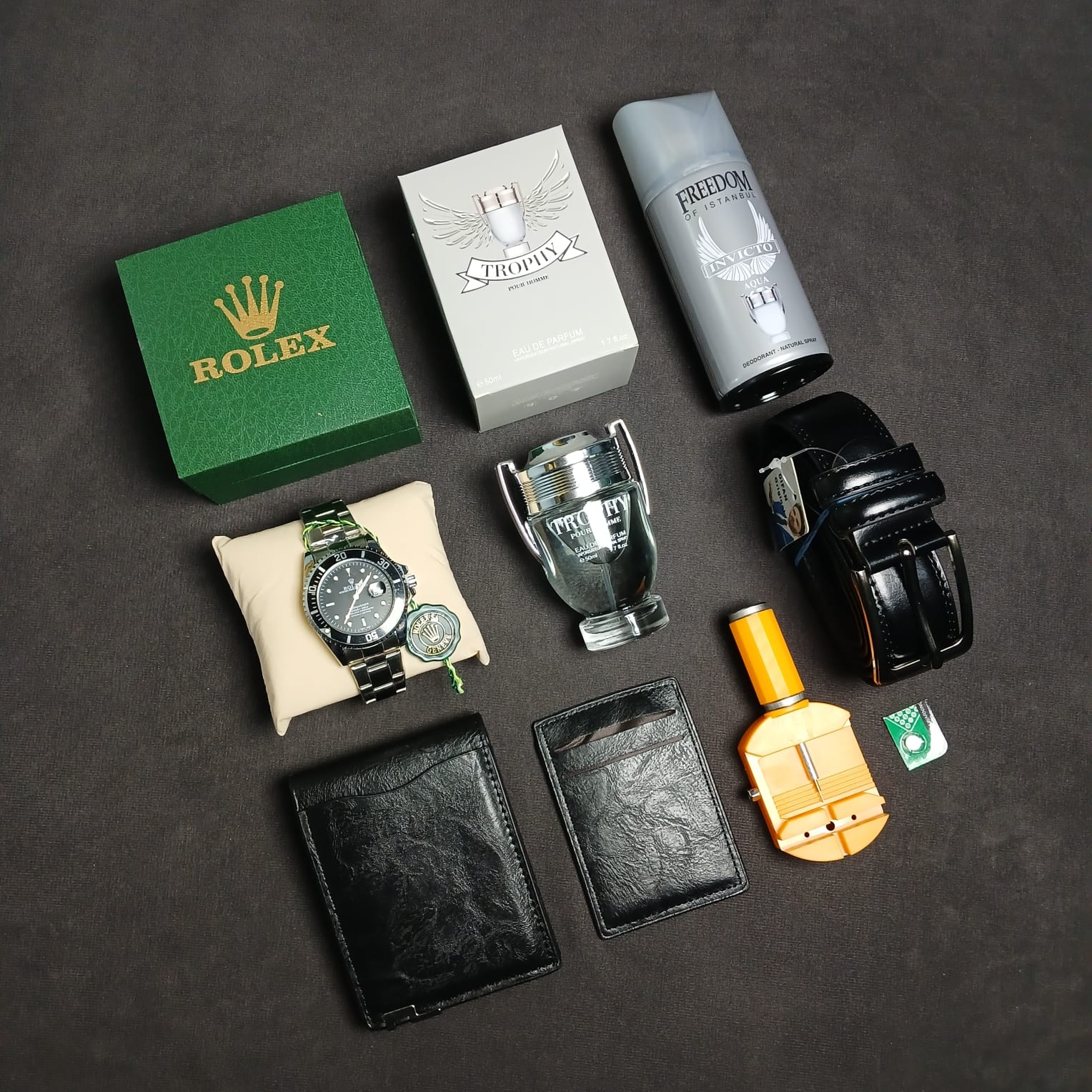 Coffret VIP Homme 7 Pièces : Montre ROLEX + (Boîte & Ajusteur), Ceinture, Portefeuilles Cuire , Porte-Cartes Cuire, Déodorant FREEDOM & Parfums TROPHY